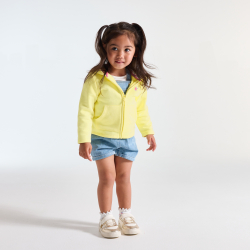 سترة بقلنسوة من الصوف الناعم، باللون الأصفر للفتيات الصغيرات